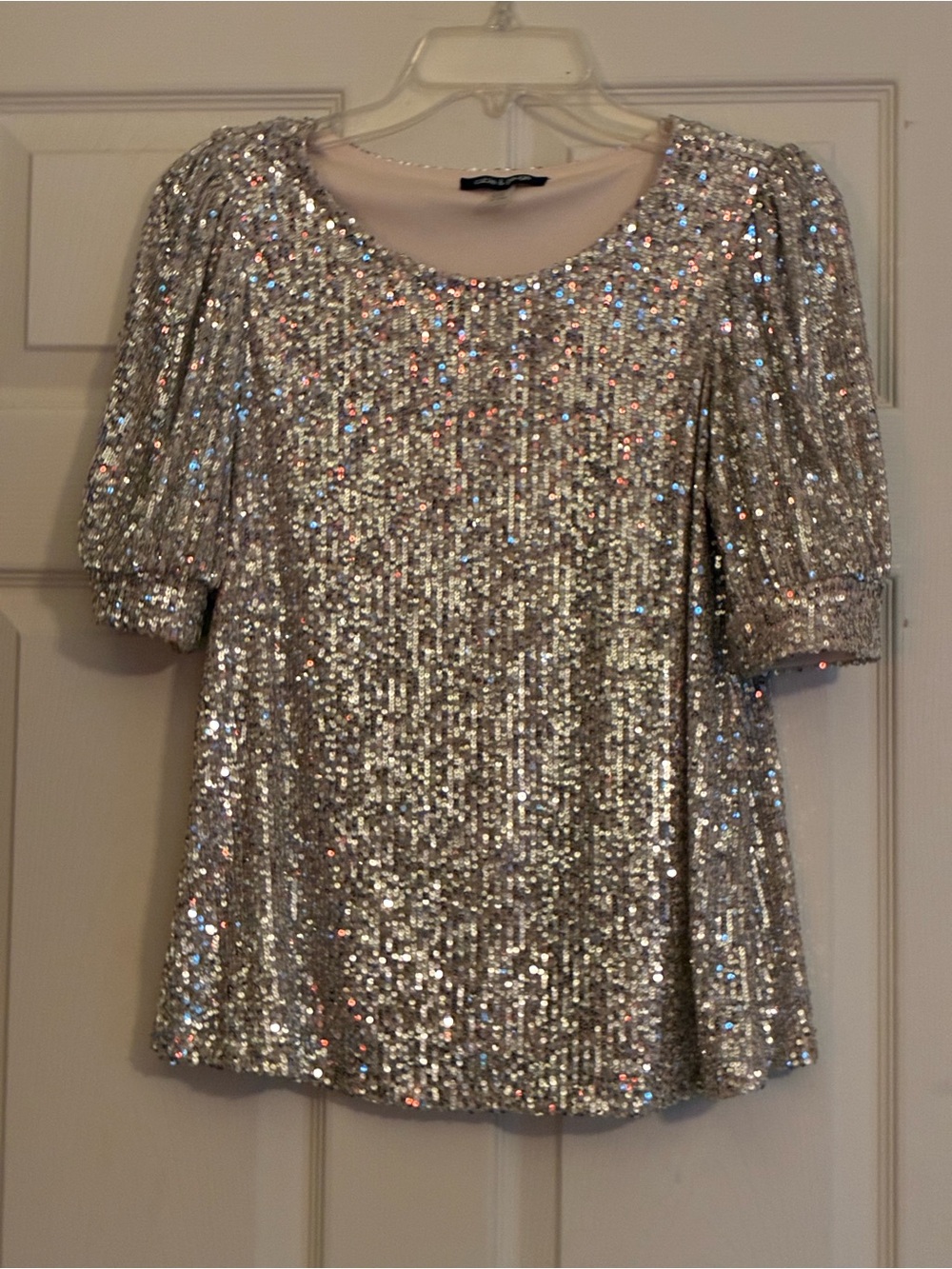 Cable & Gauge Silver Sequin Short Sleeve  Top. Fully lined